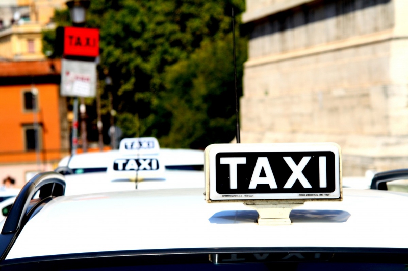 taxis-EZE-min_taxi_auto_rome_road_white-1051610